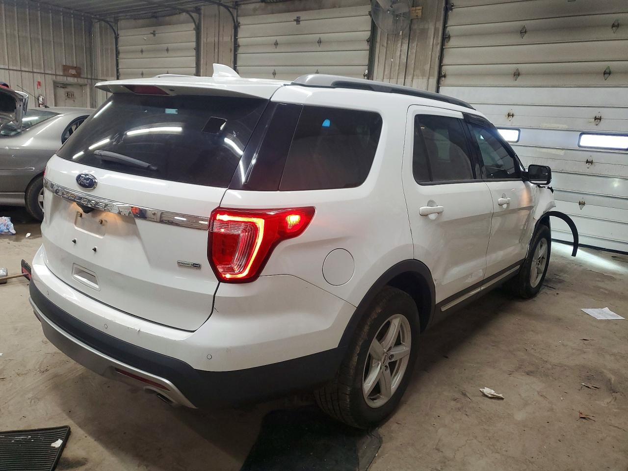 2016 FORD EXPLORER XLT photo 5