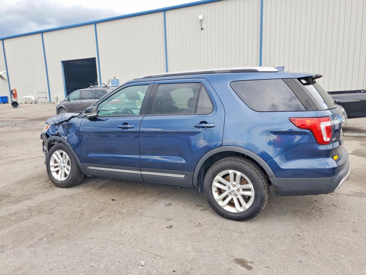 2017 FORD EXPLORER XLT photo 3