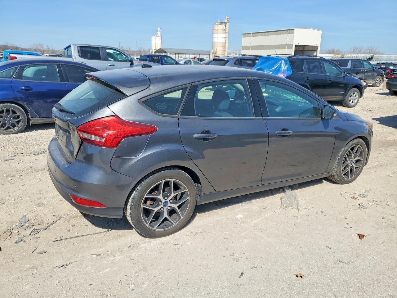 2017 FORD FOCUS photo 3