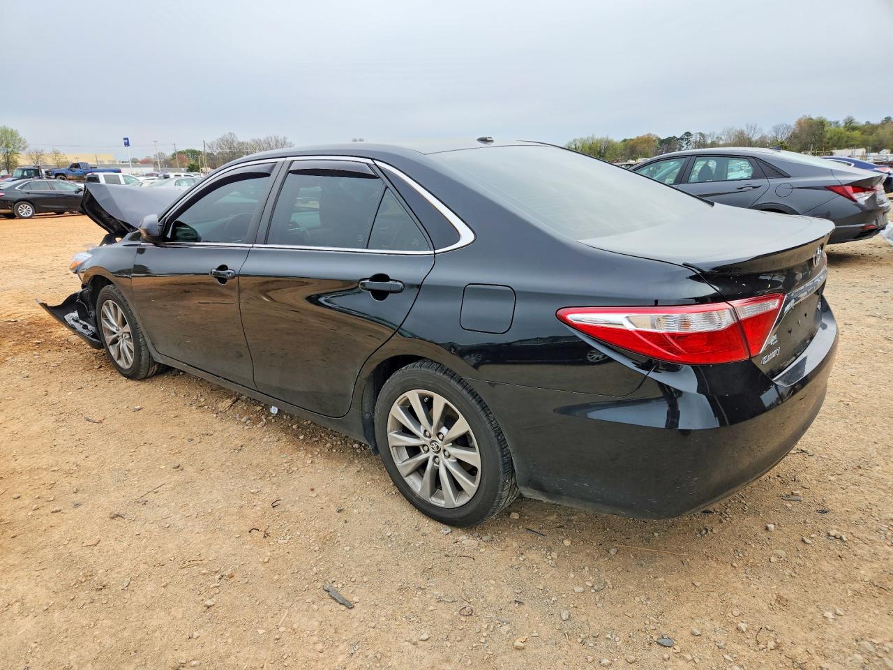 2015 TOYOTA CAMRY XLE photo 2