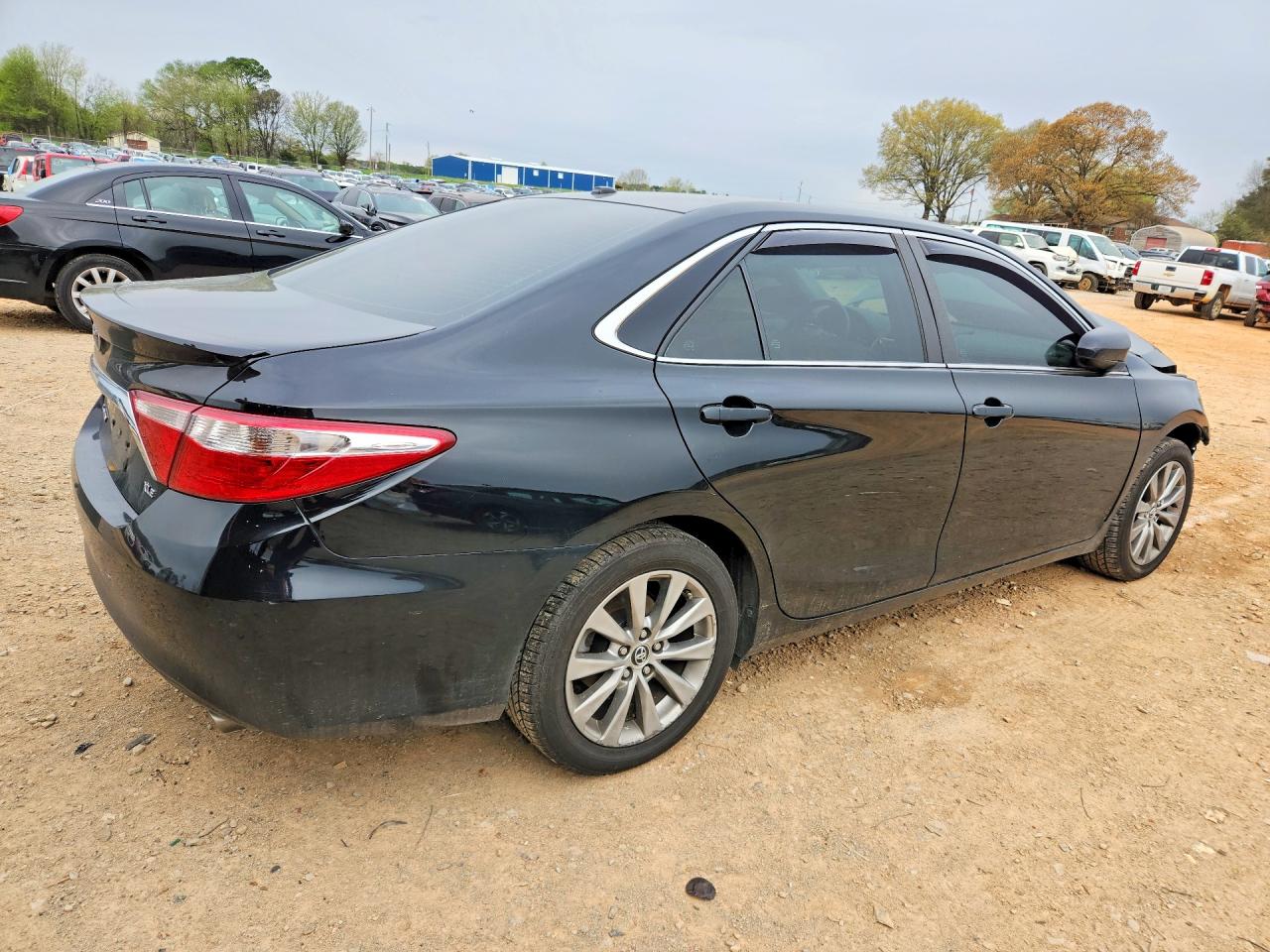 2015 TOYOTA CAMRY XLE photo 3