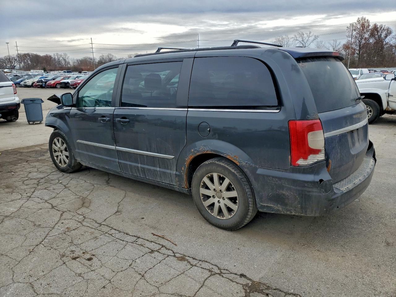 2012 CHRYSLER TOWN & COUNTRY TOURING photo 2