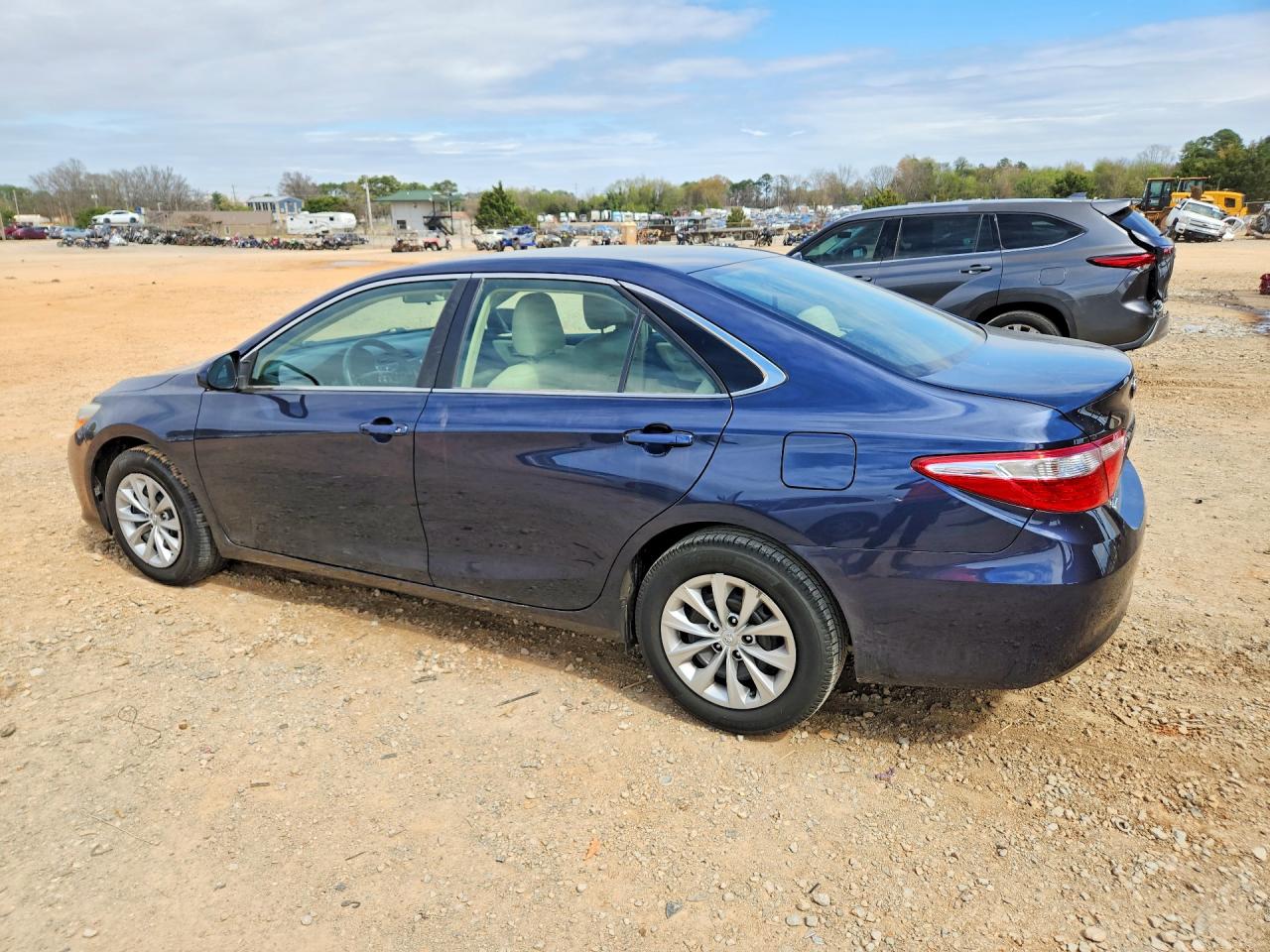 2016 TOYOTA CAMRY LE photo 3