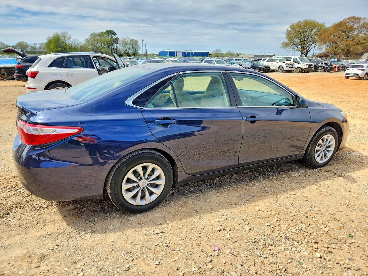 2016 TOYOTA CAMRY LE photo 5
