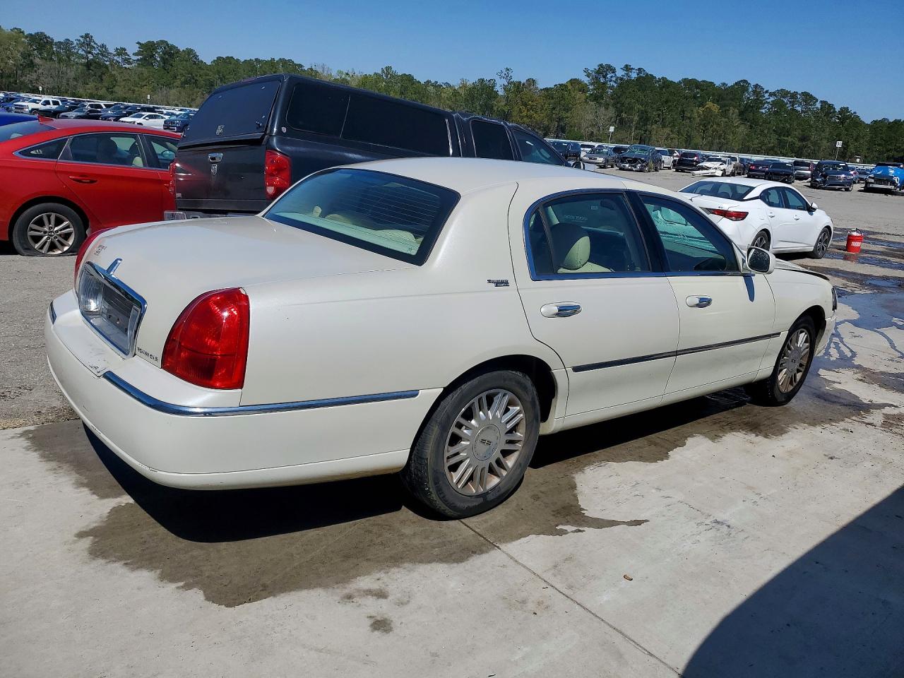 2006 LINCOLN TOWN CAR SIGNATURE LIMITED photo 5