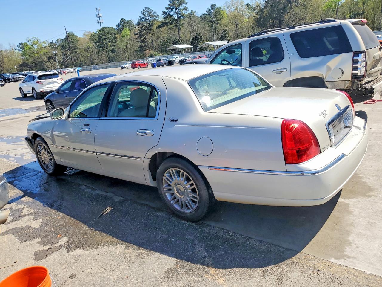 2006 LINCOLN TOWN CAR SIGNATURE LIMITED photo 3