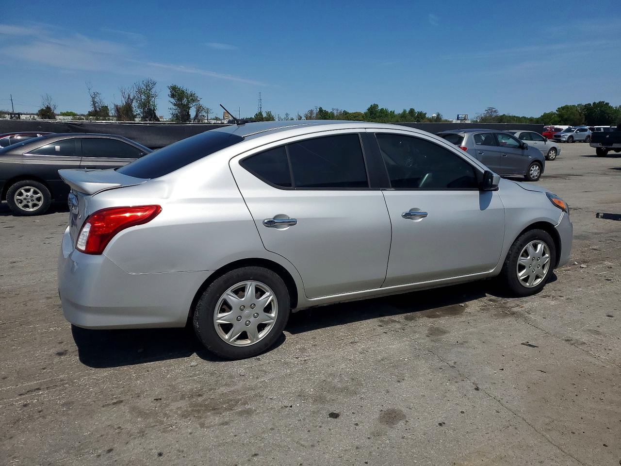 2018 NISSAN VERSA SV photo 9