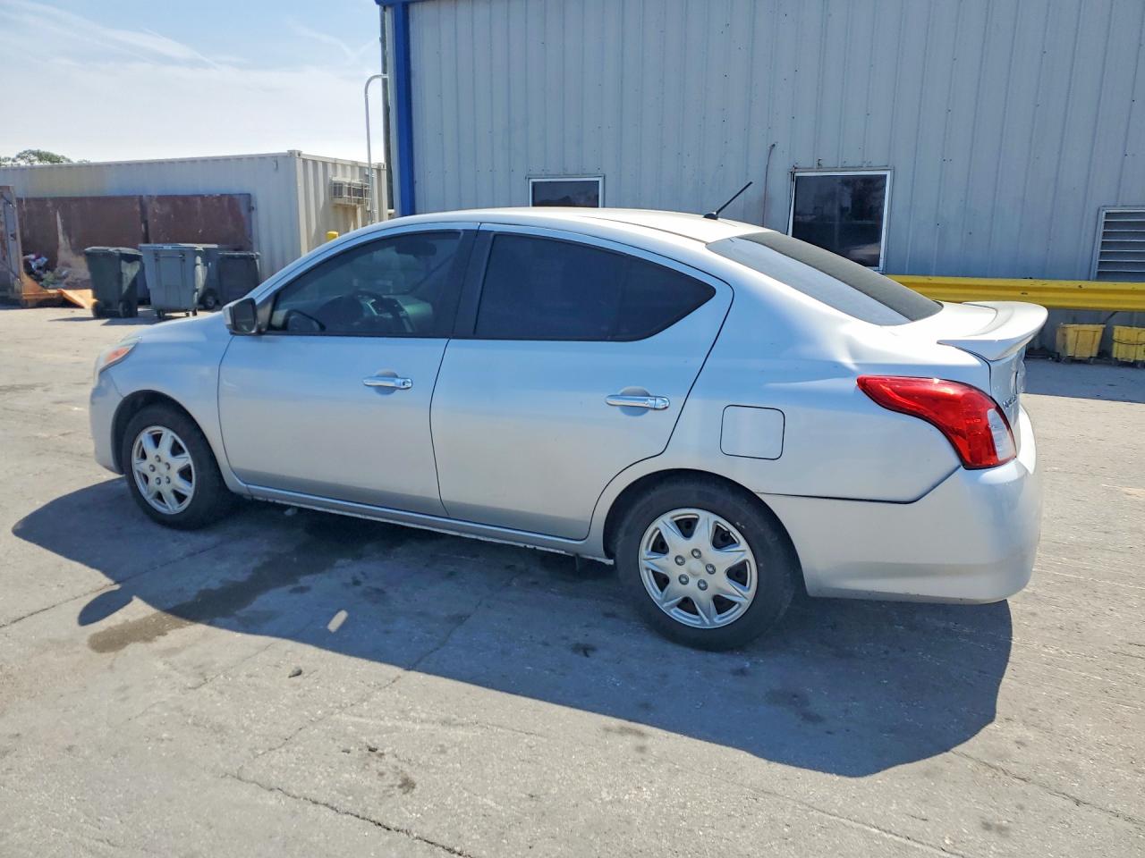 2018 NISSAN VERSA SV photo 5