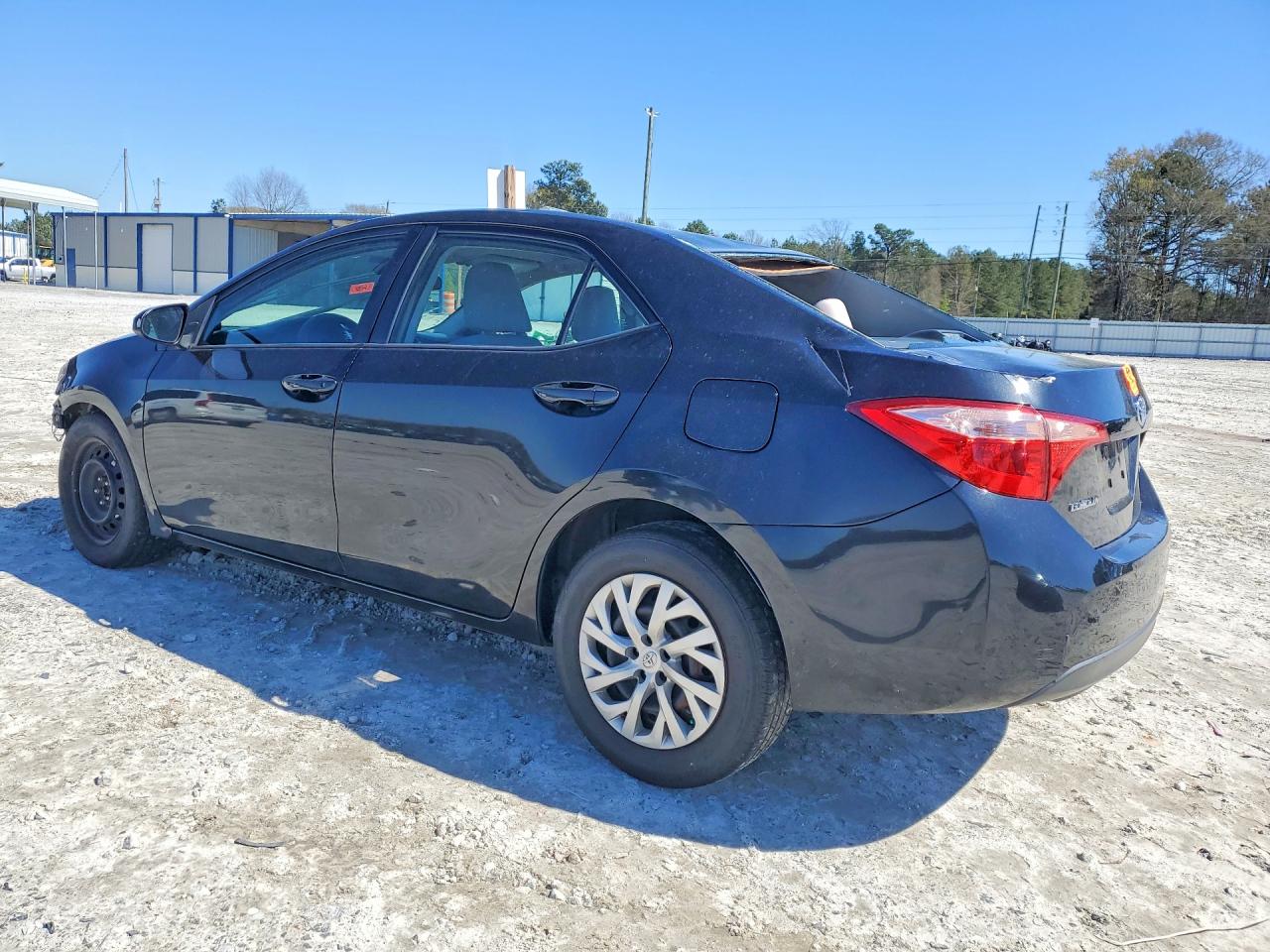 2018 TOYOTA COROLLA LE photo 2