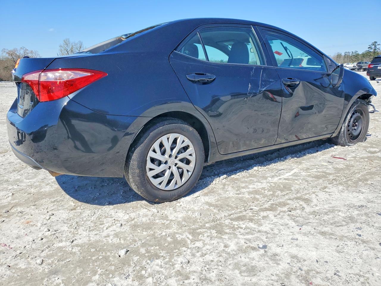 2018 TOYOTA COROLLA LE photo 3