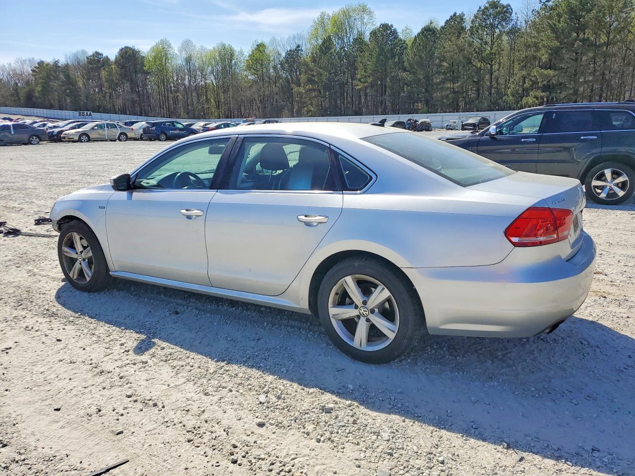 2015 VOLKSWAGEN PASSAT S photo 2