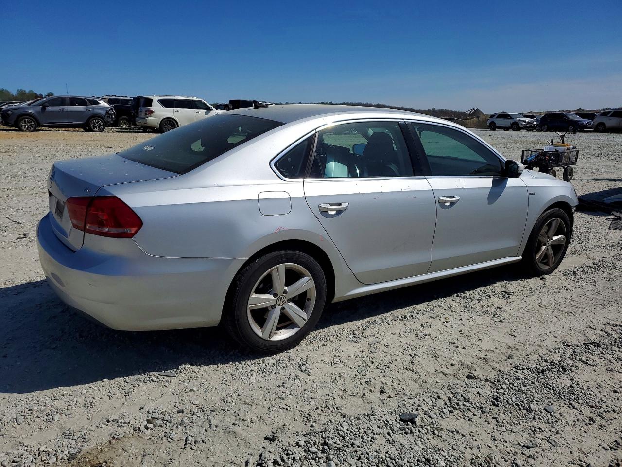 2015 VOLKSWAGEN PASSAT S photo 3