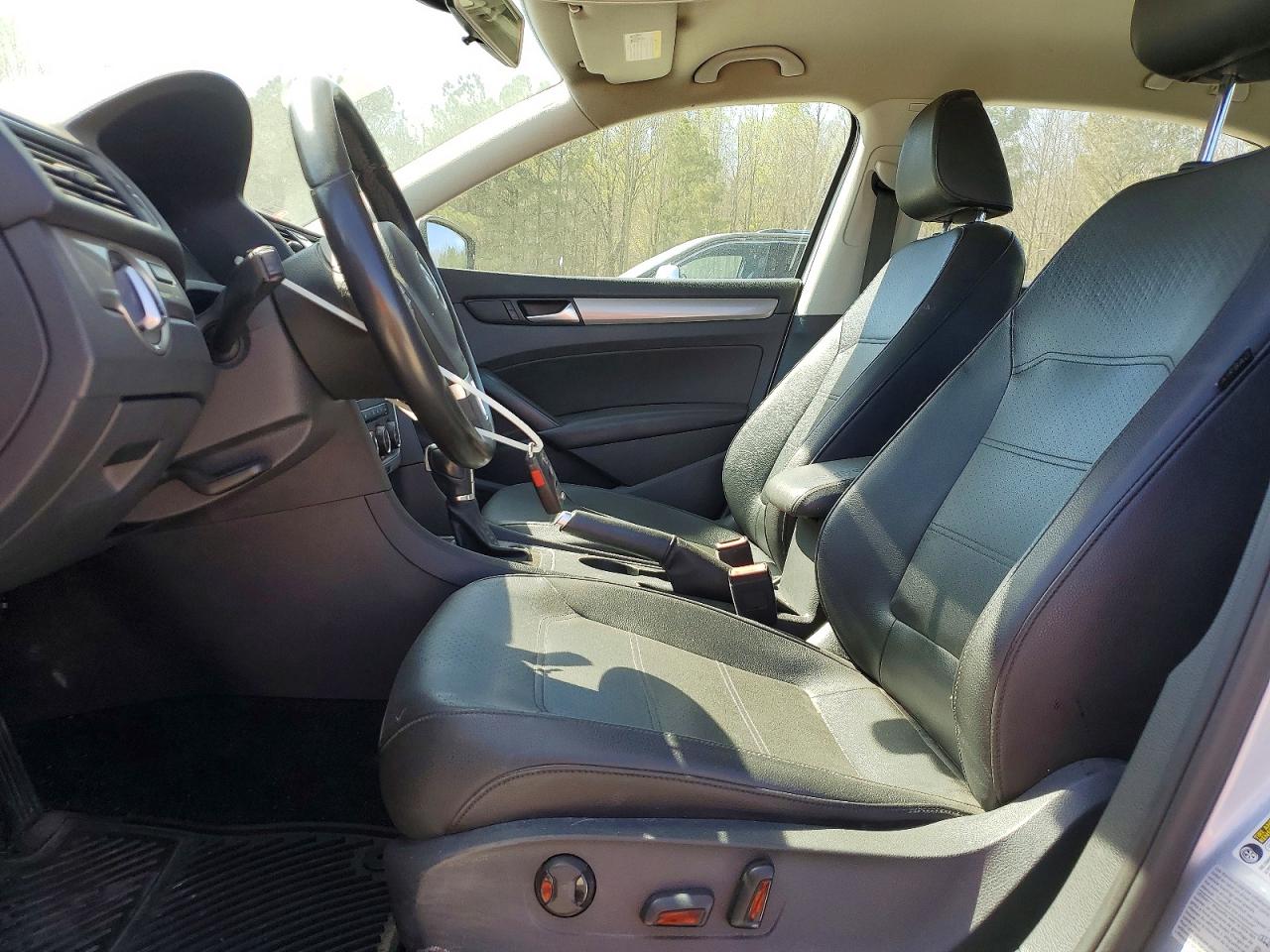 2015 VOLKSWAGEN PASSAT S photo 7