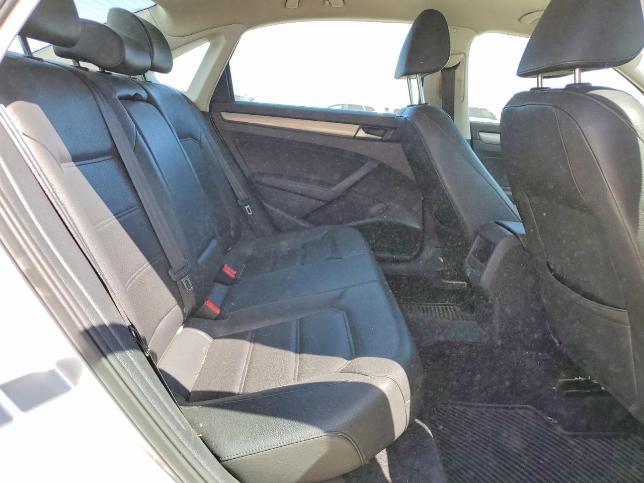 2015 VOLKSWAGEN PASSAT S photo 10