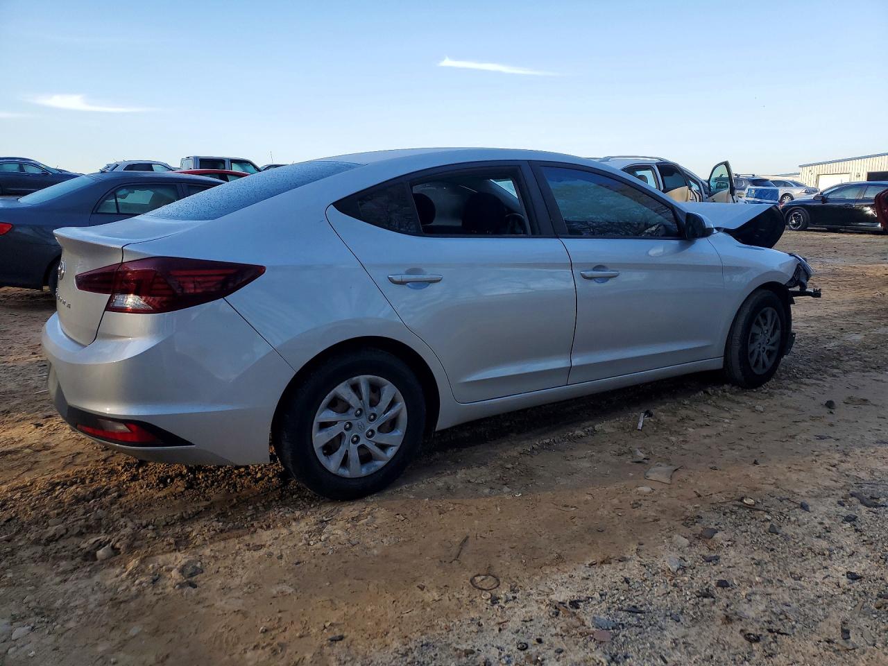 2019 HYUNDAI ELANTRA SE photo 3