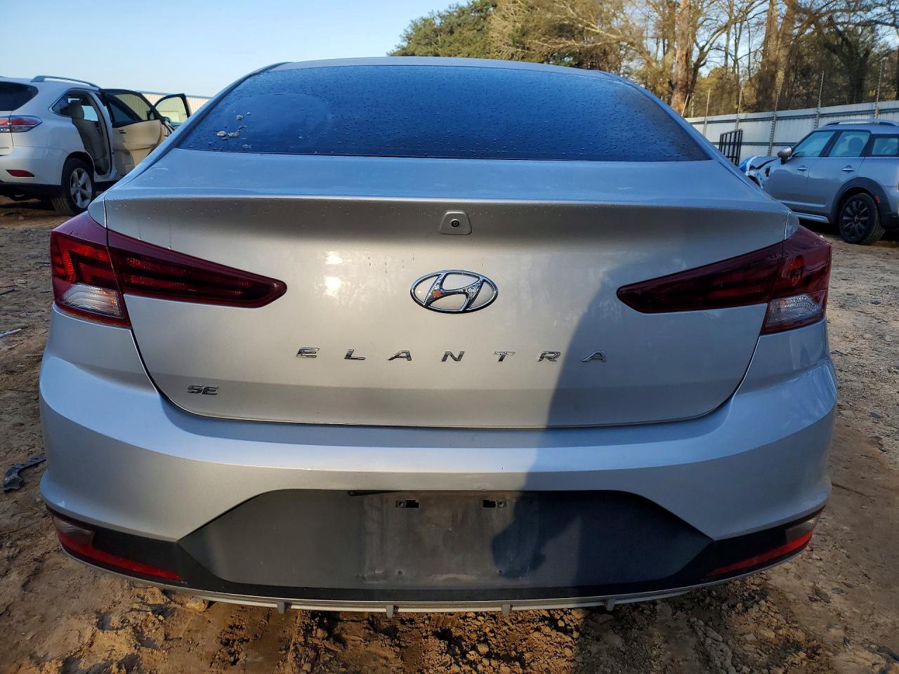 2019 HYUNDAI ELANTRA SE photo 6