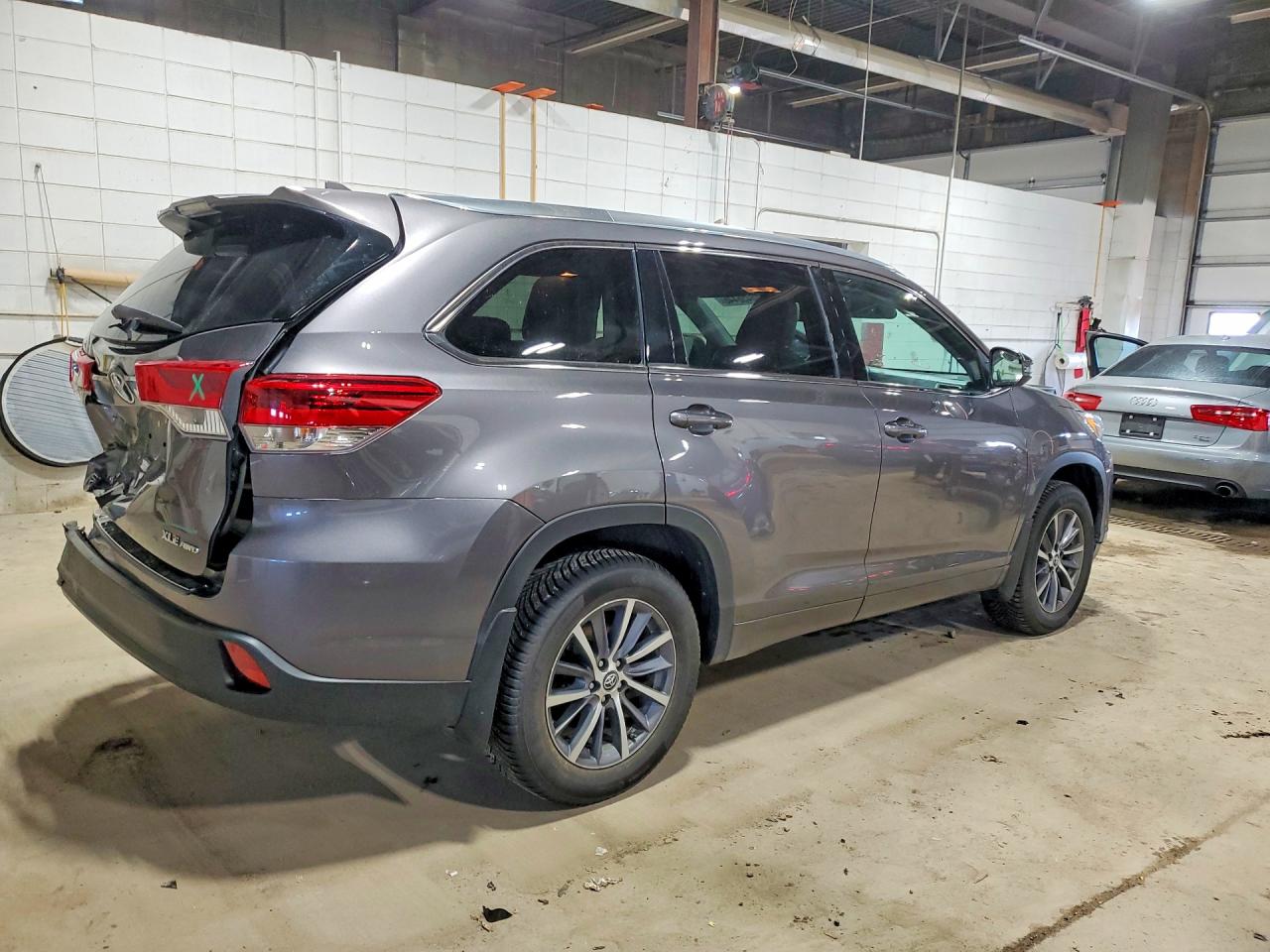 2018 TOYOTA HIGHLANDER XLE photo 5