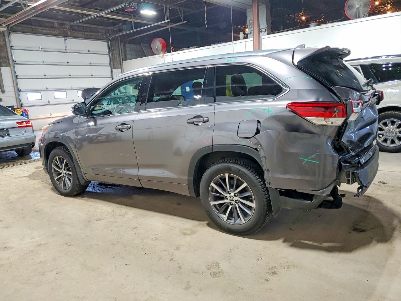 2018 TOYOTA HIGHLANDER XLE photo 3