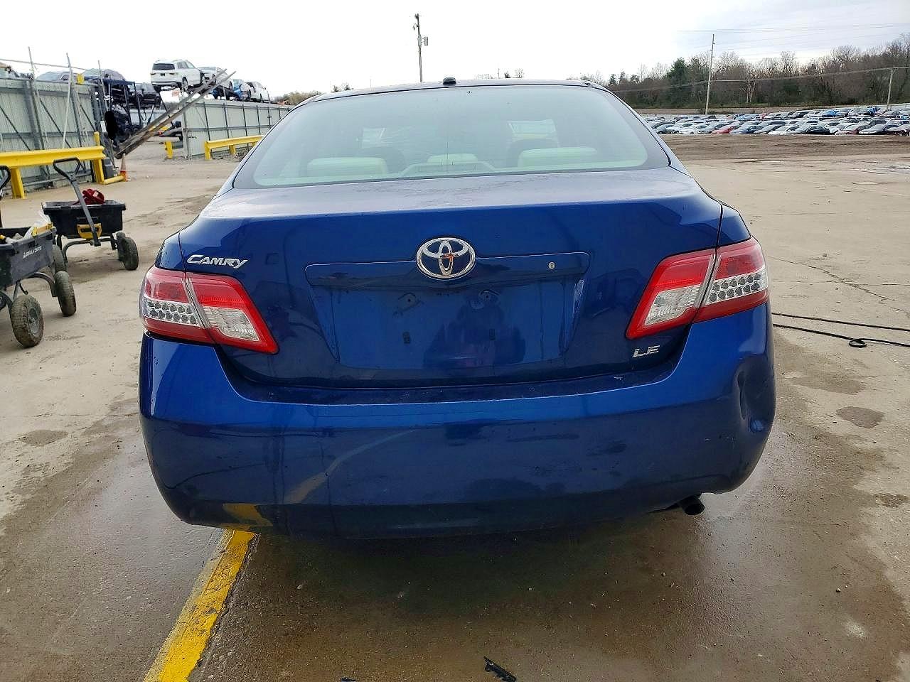 2010 TOYOTA CAMRY LE photo 11