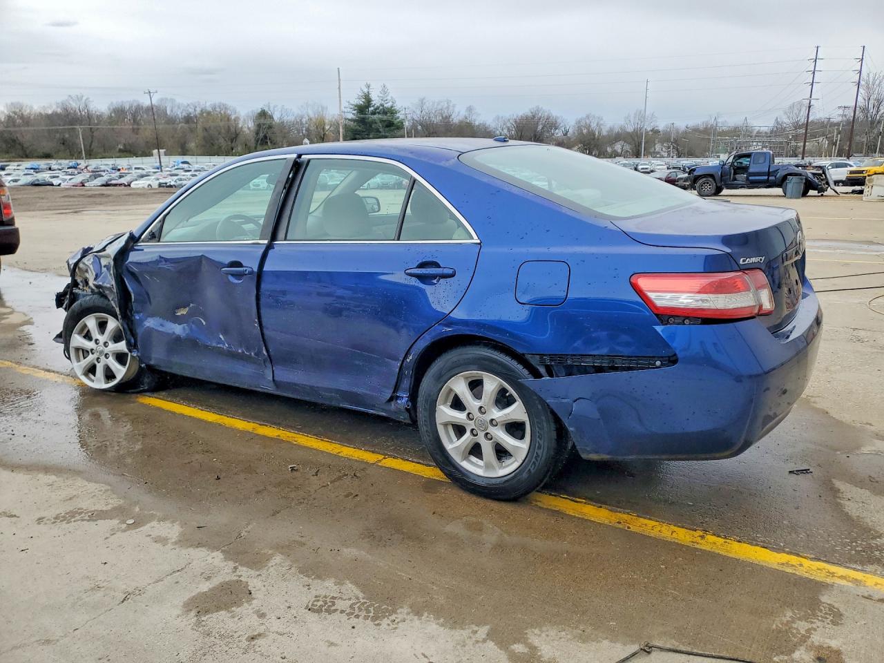 2010 TOYOTA CAMRY LE photo 3