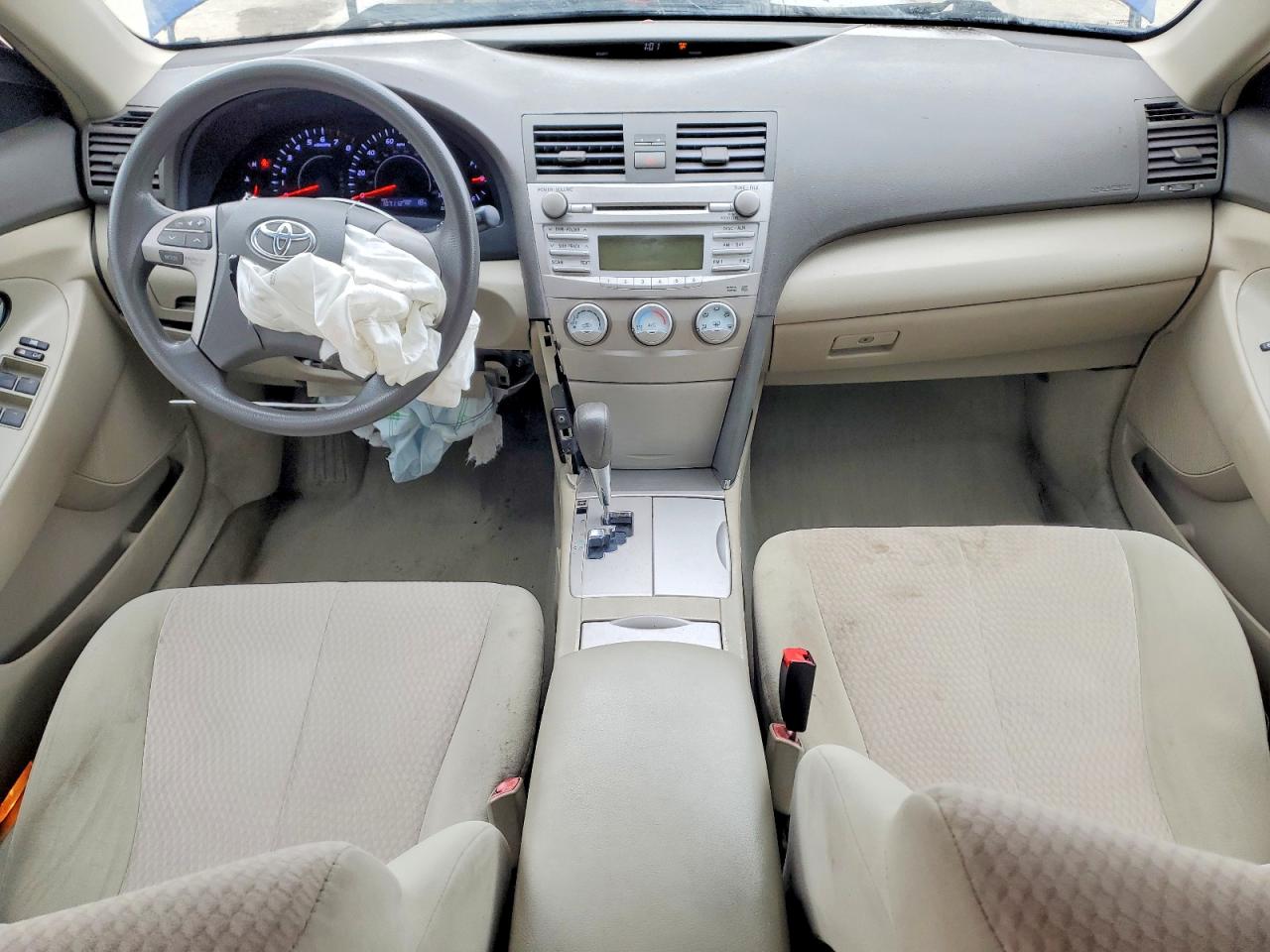 2010 TOYOTA CAMRY LE photo 15