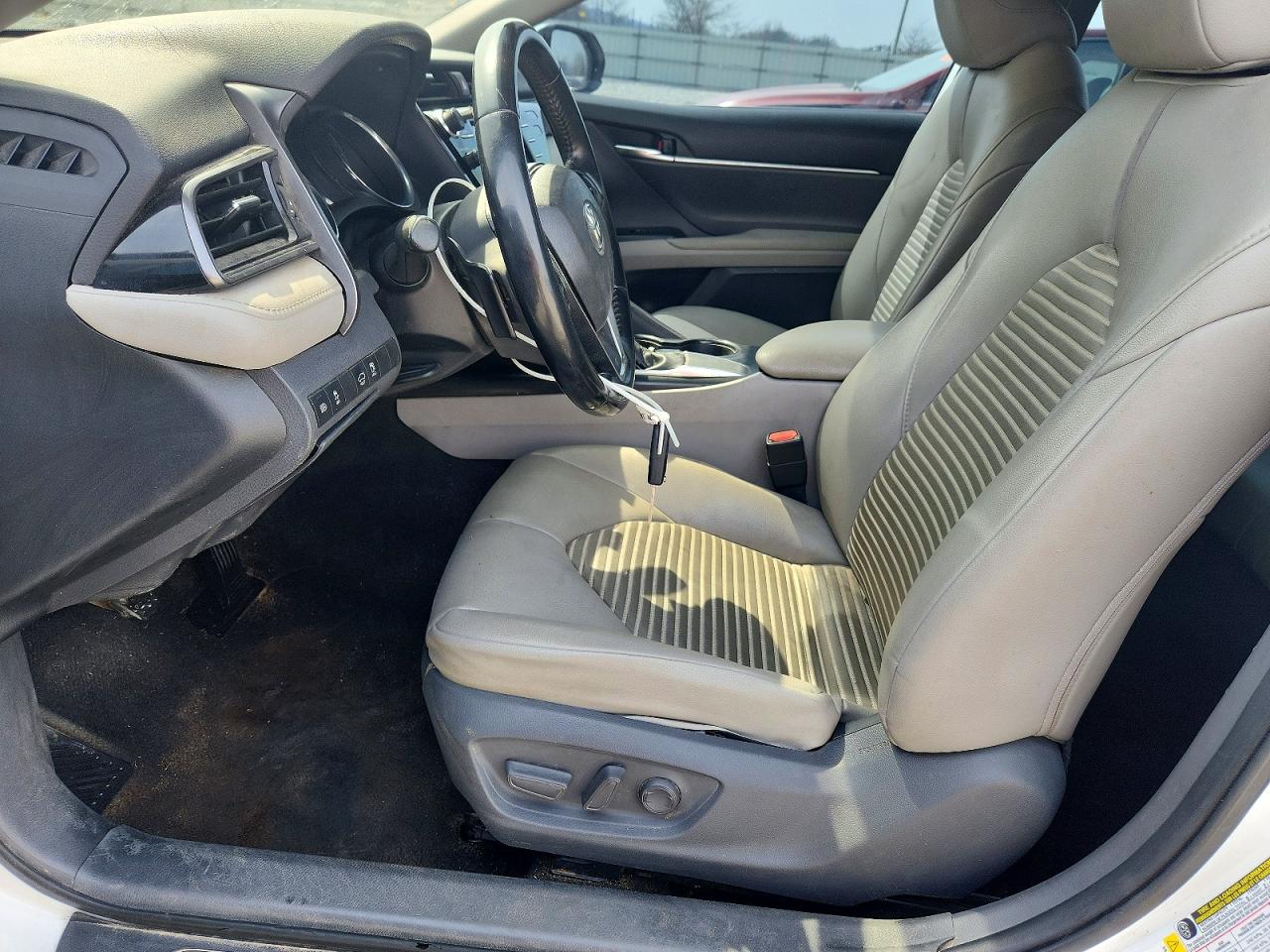2019 TOYOTA CAMRY SE photo 13