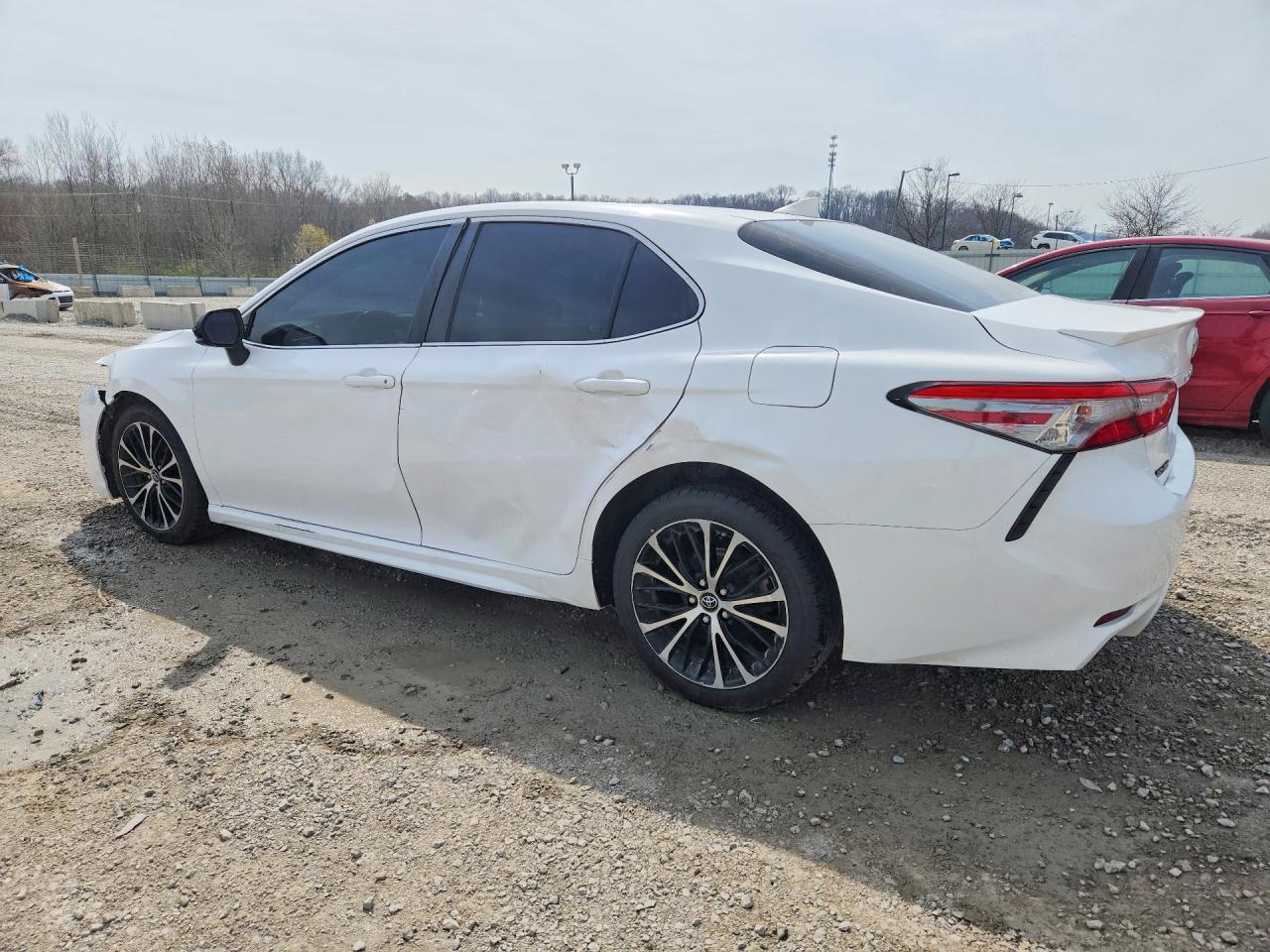 2019 TOYOTA CAMRY SE photo 3