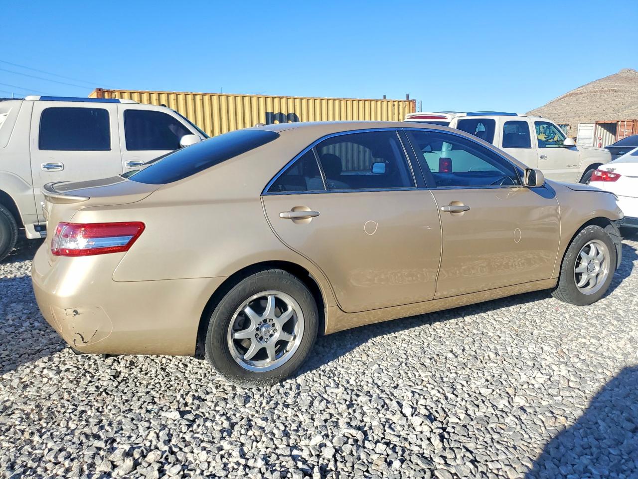 2011 TOYOTA CAMRY LE photo 3