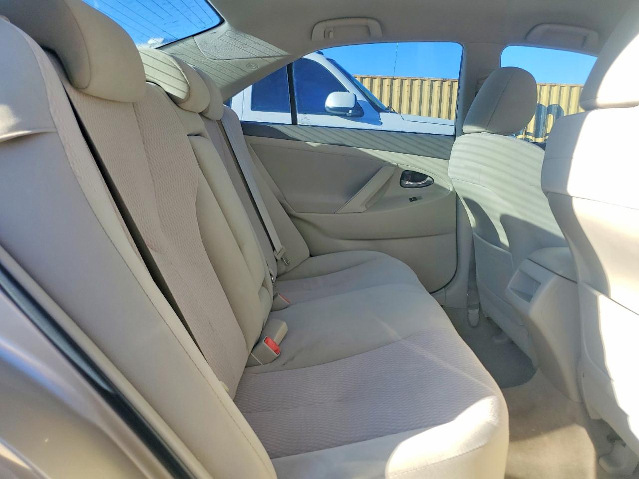 2011 TOYOTA CAMRY LE photo 10