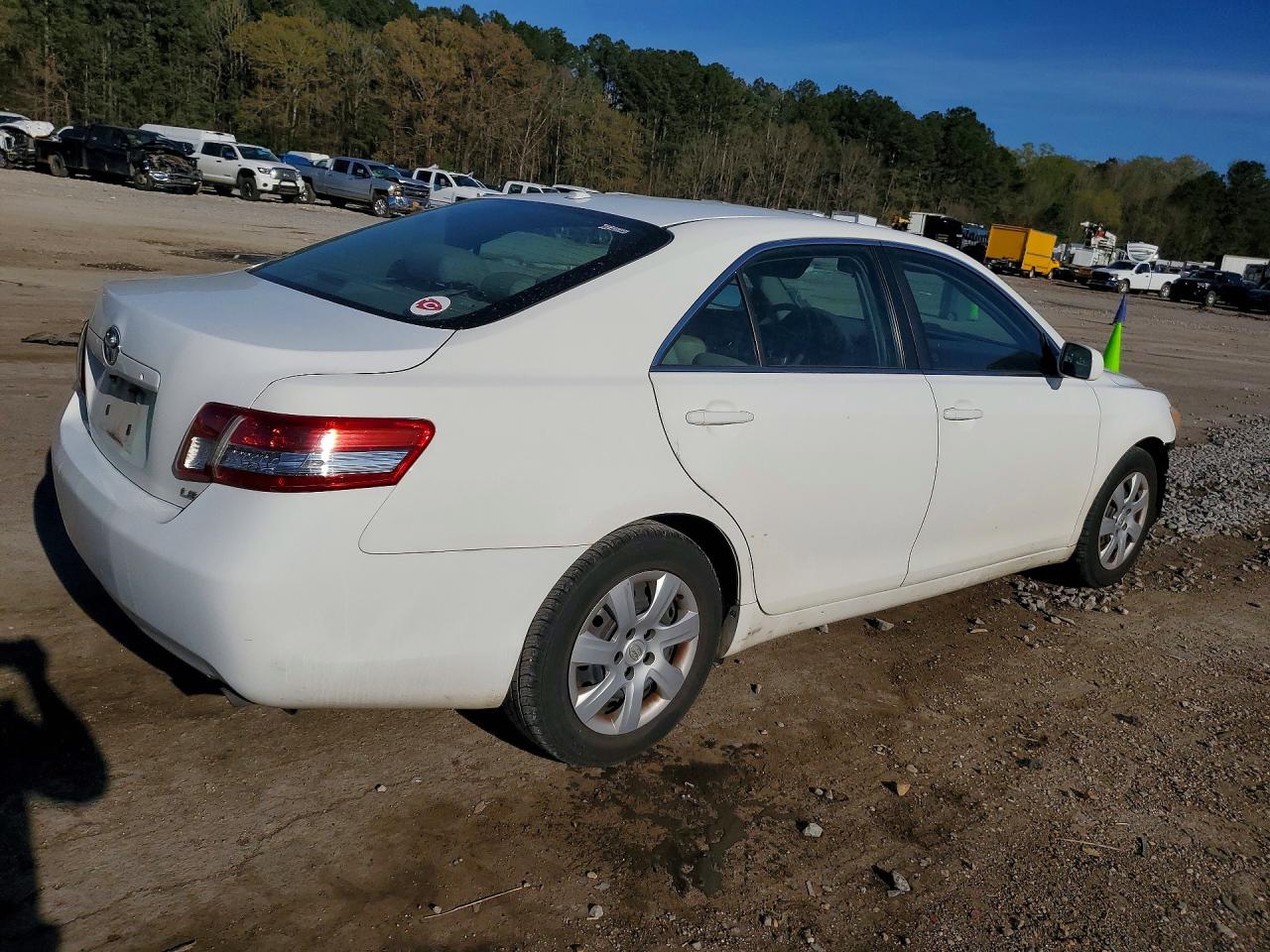 2011 TOYOTA CAMRY LE photo 3