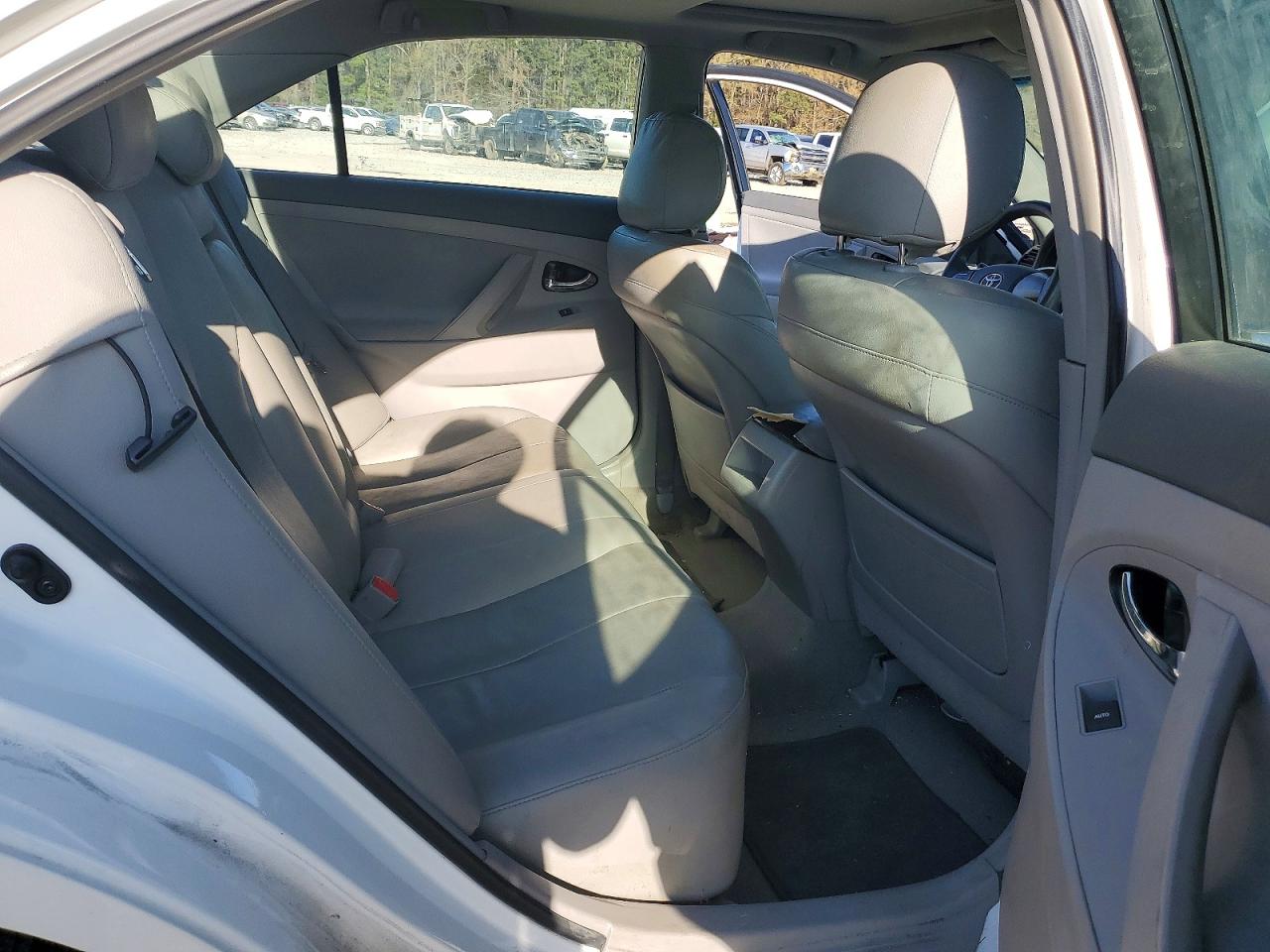 2011 TOYOTA CAMRY LE photo 10