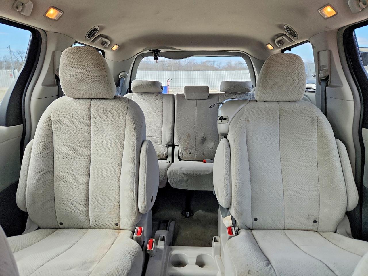 2014 TOYOTA SIENNA LE 8-PASSENGER photo 19