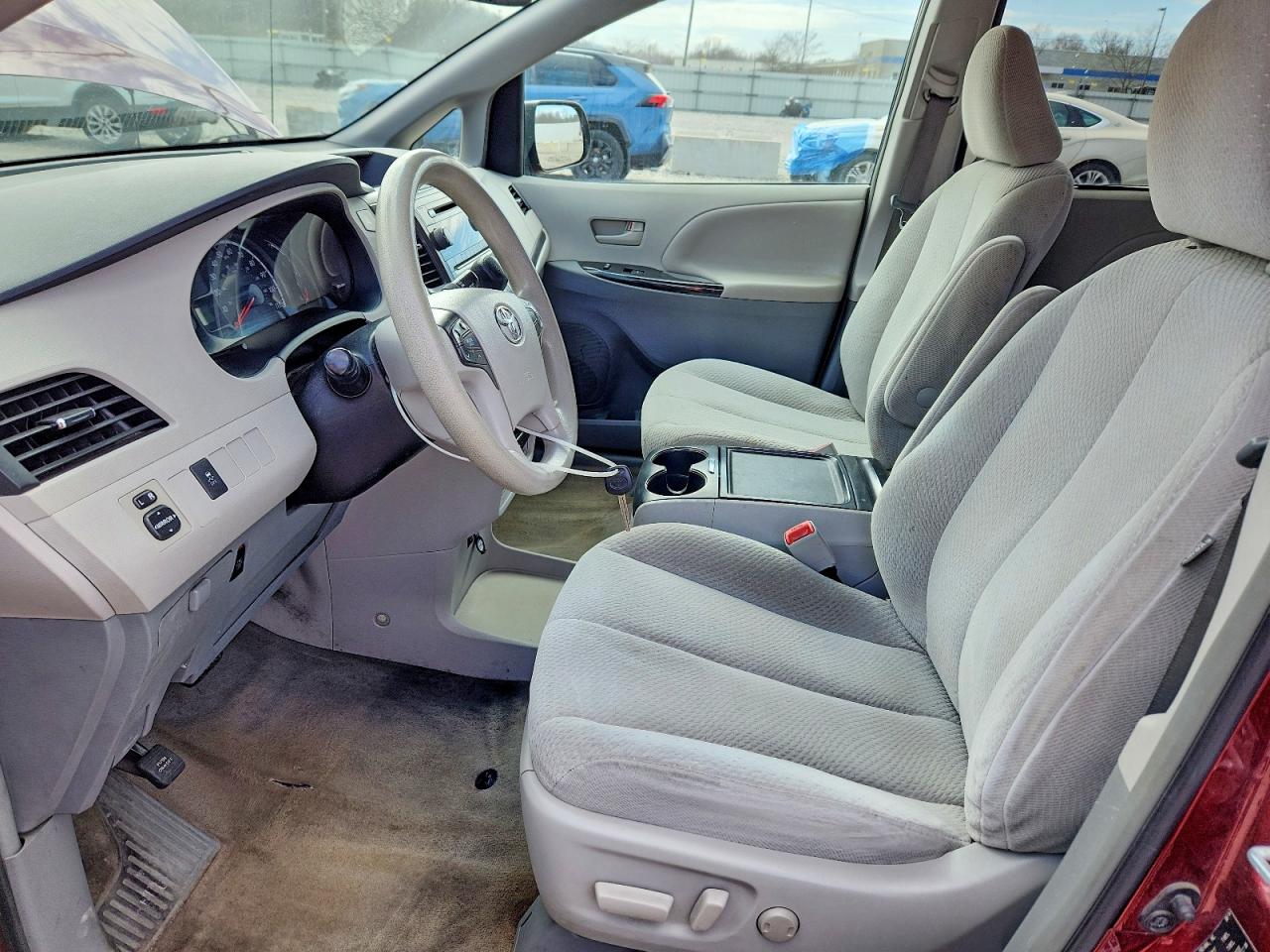 2014 TOYOTA SIENNA LE 8-PASSENGER photo 13