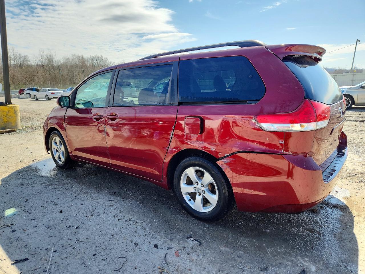 2014 TOYOTA SIENNA LE 8-PASSENGER photo 3