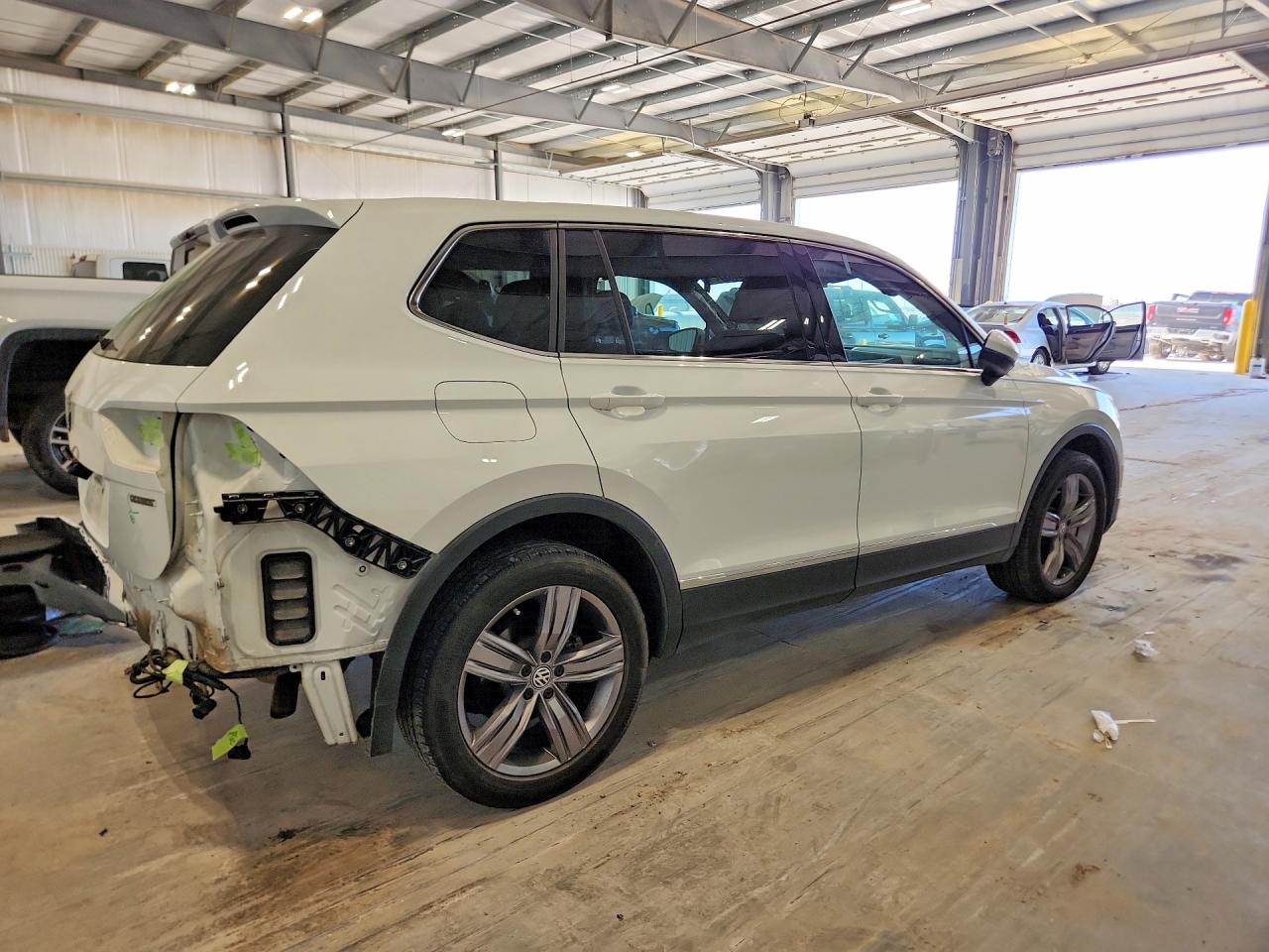 2021 VOLKSWAGEN TIGUAN SE photo 3