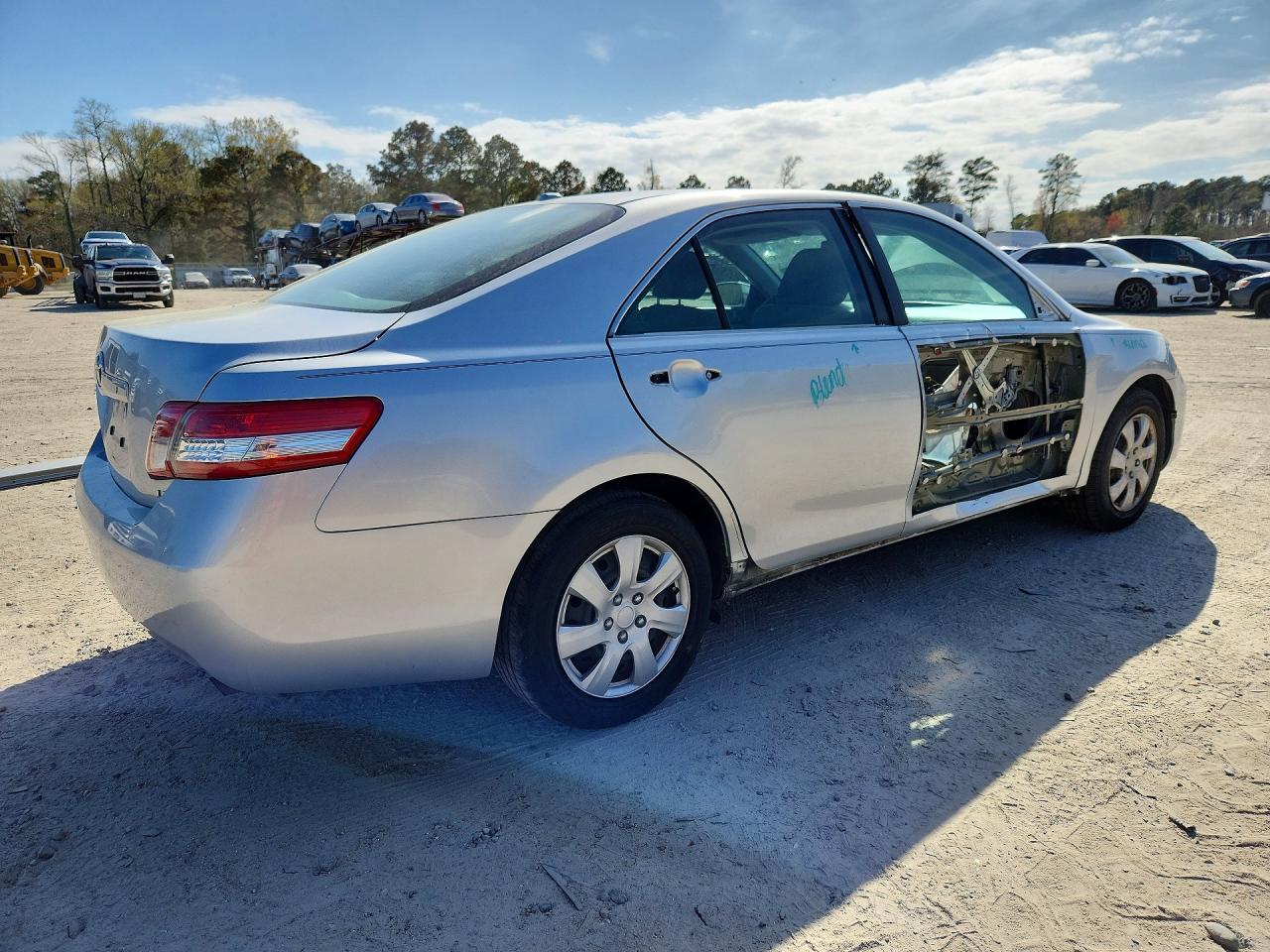 2010 TOYOTA CAMRY LE photo 3
