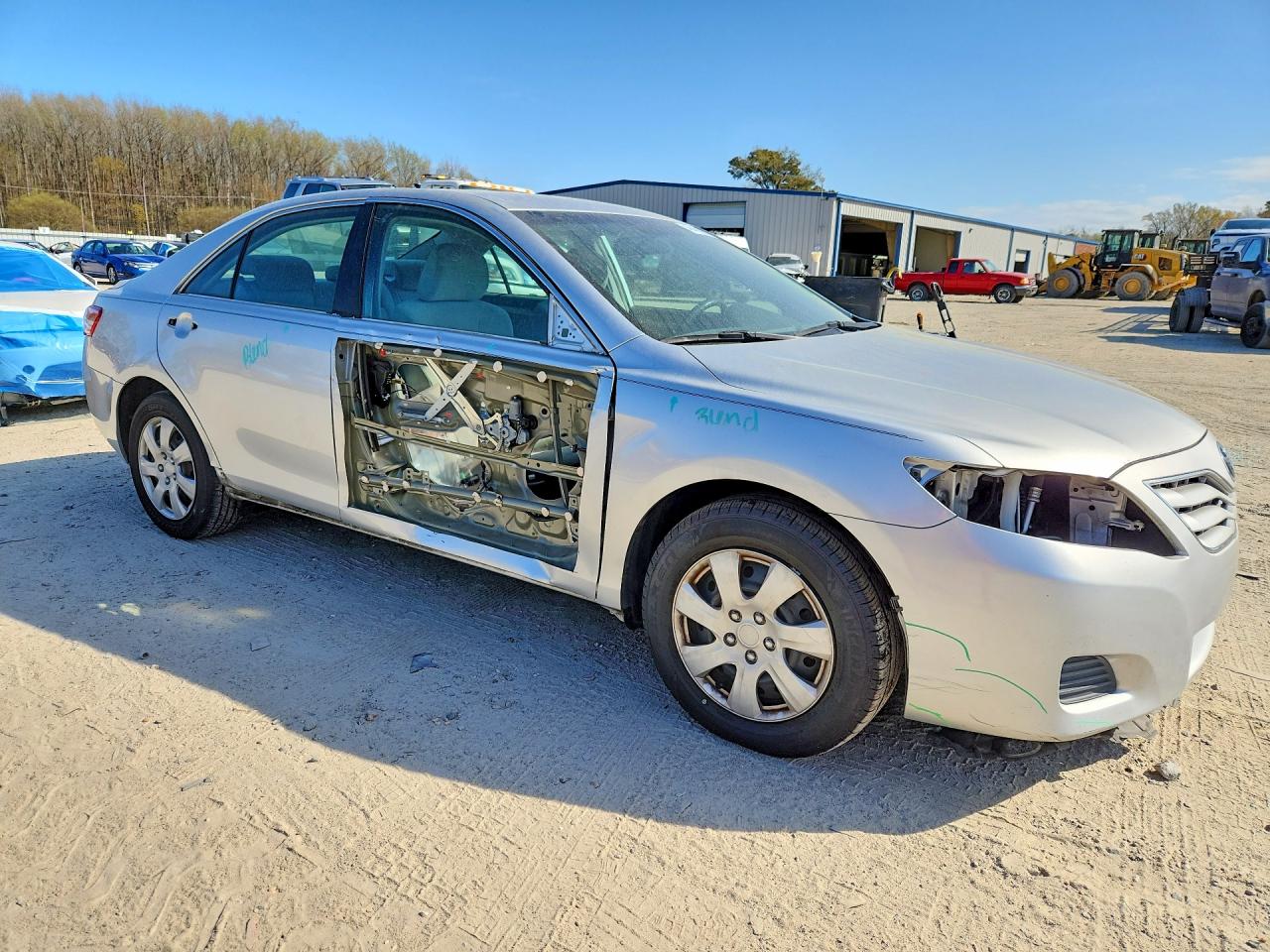 2010 TOYOTA CAMRY LE photo 4