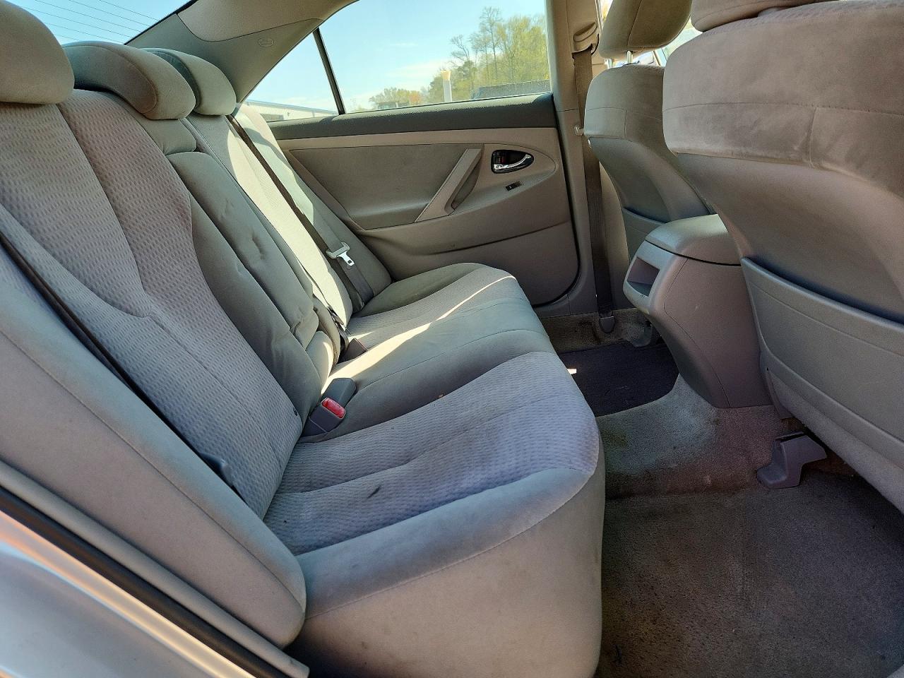 2010 TOYOTA CAMRY LE photo 10