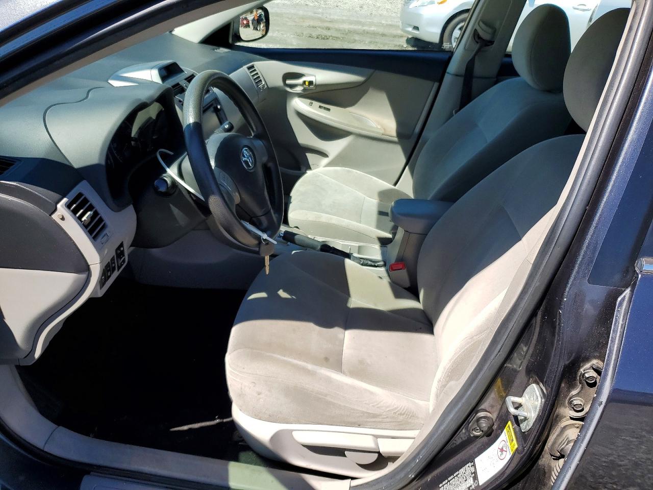 2013 TOYOTA COROLLA LE photo 13