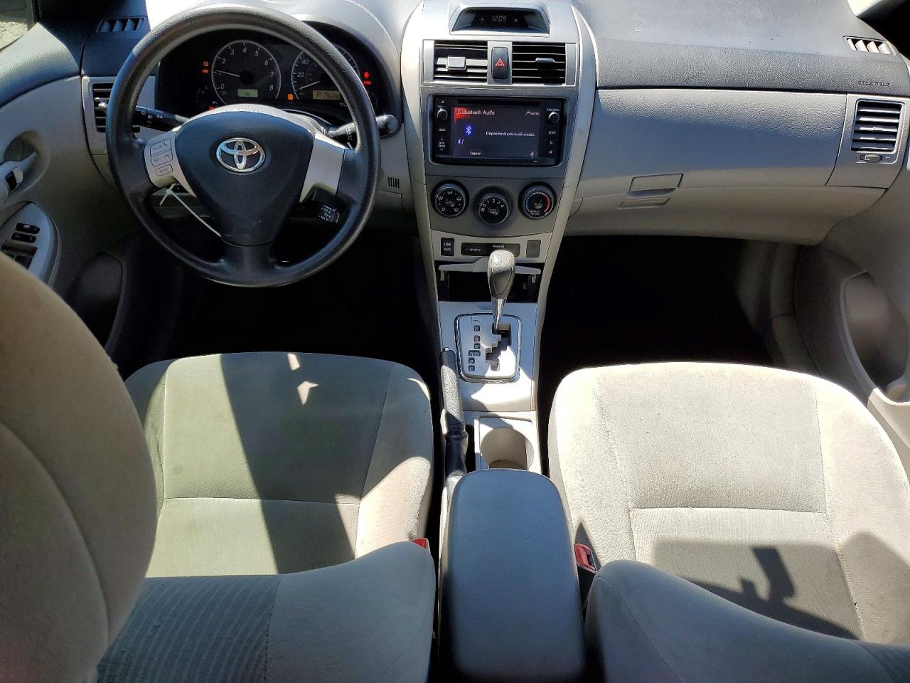 2013 TOYOTA COROLLA LE photo 15