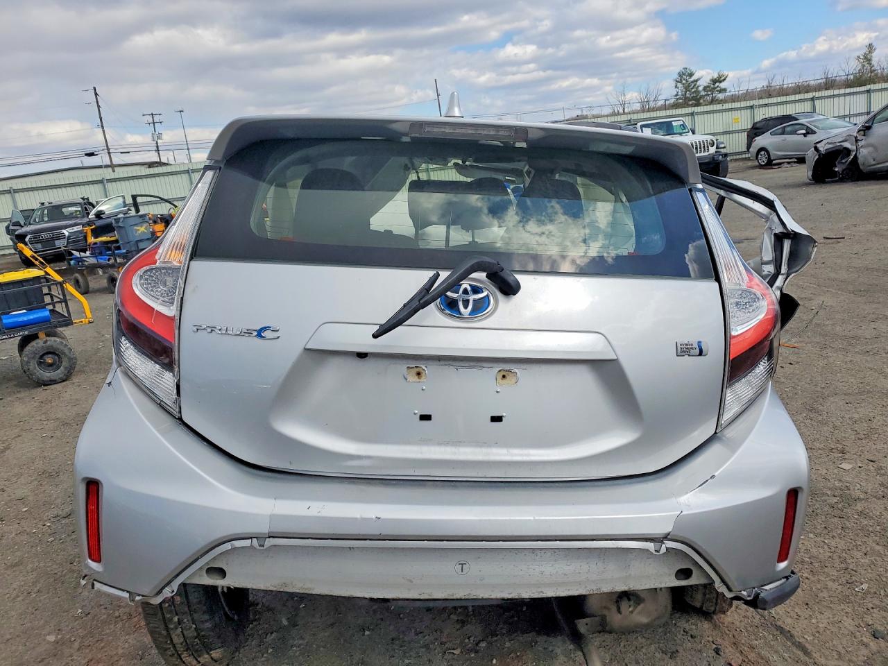 2019 TOYOTA PRIUS C L photo 11