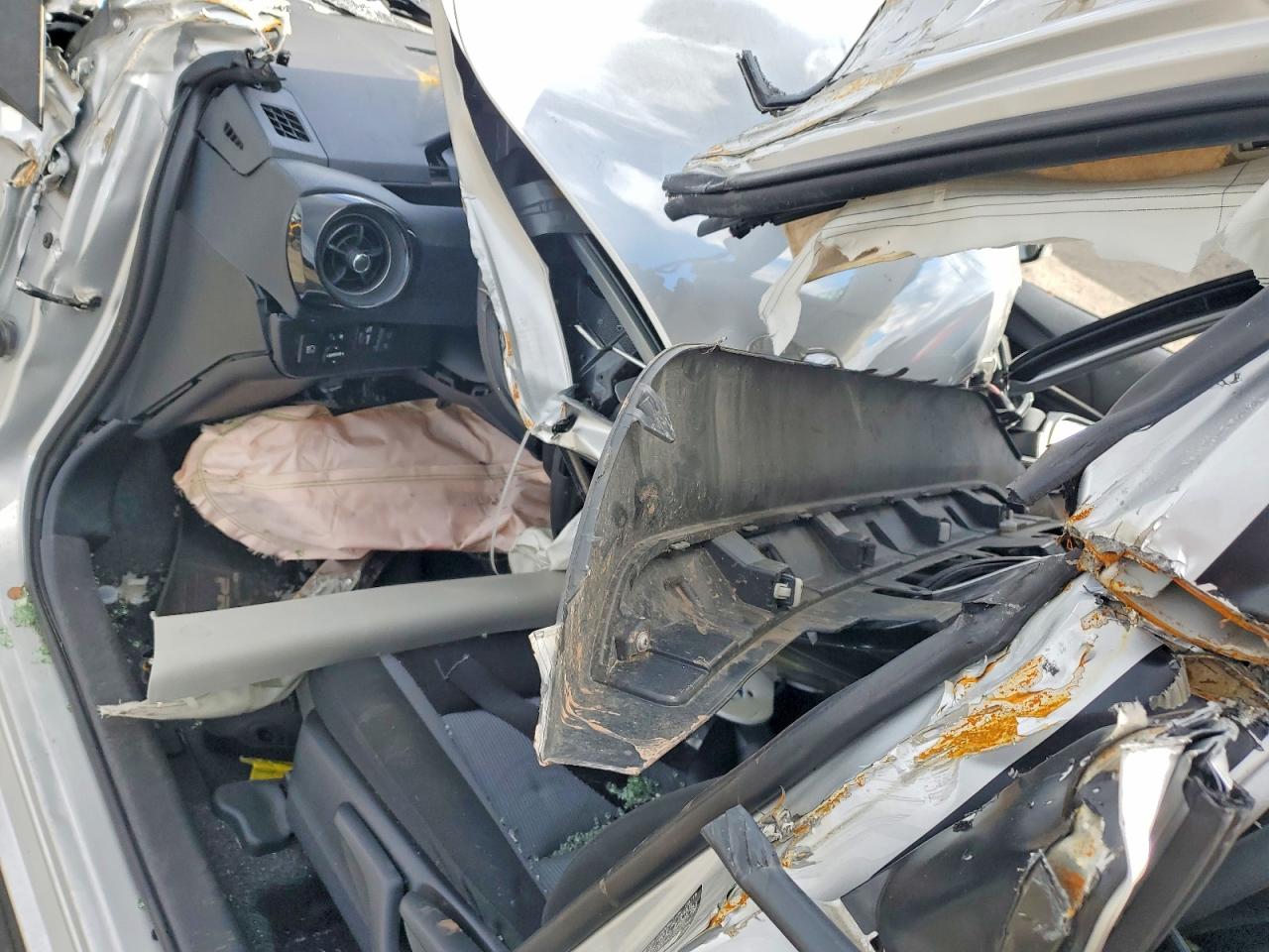 2019 TOYOTA PRIUS C L photo 15