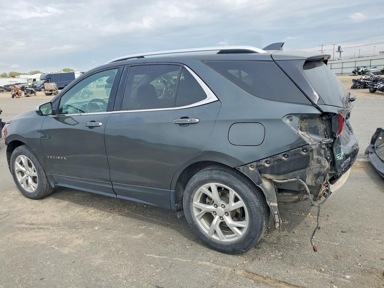 2018 CHEVROLET EQUINOX PREMIER photo 2
