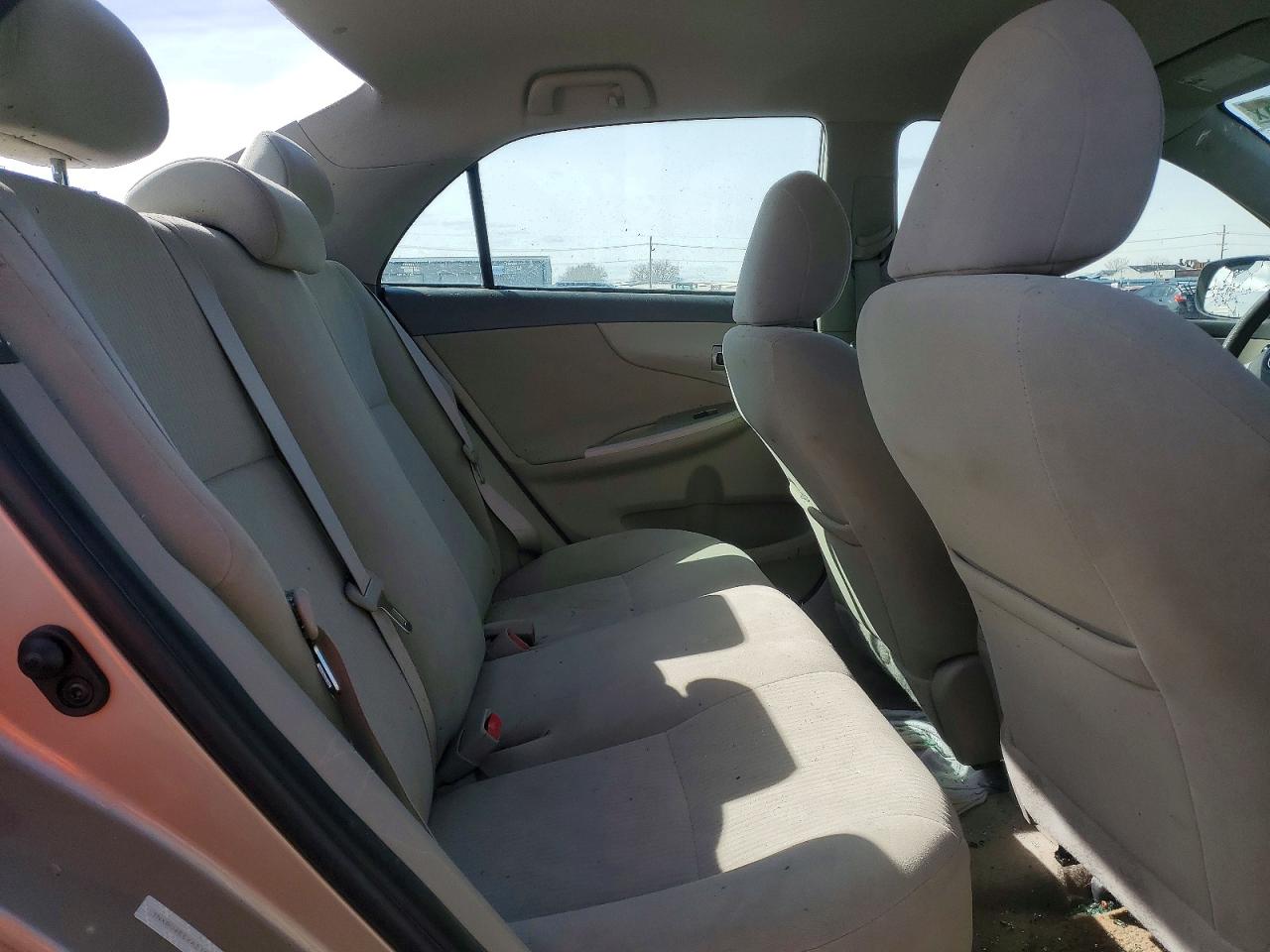 2010 TOYOTA COROLLA LE photo 10