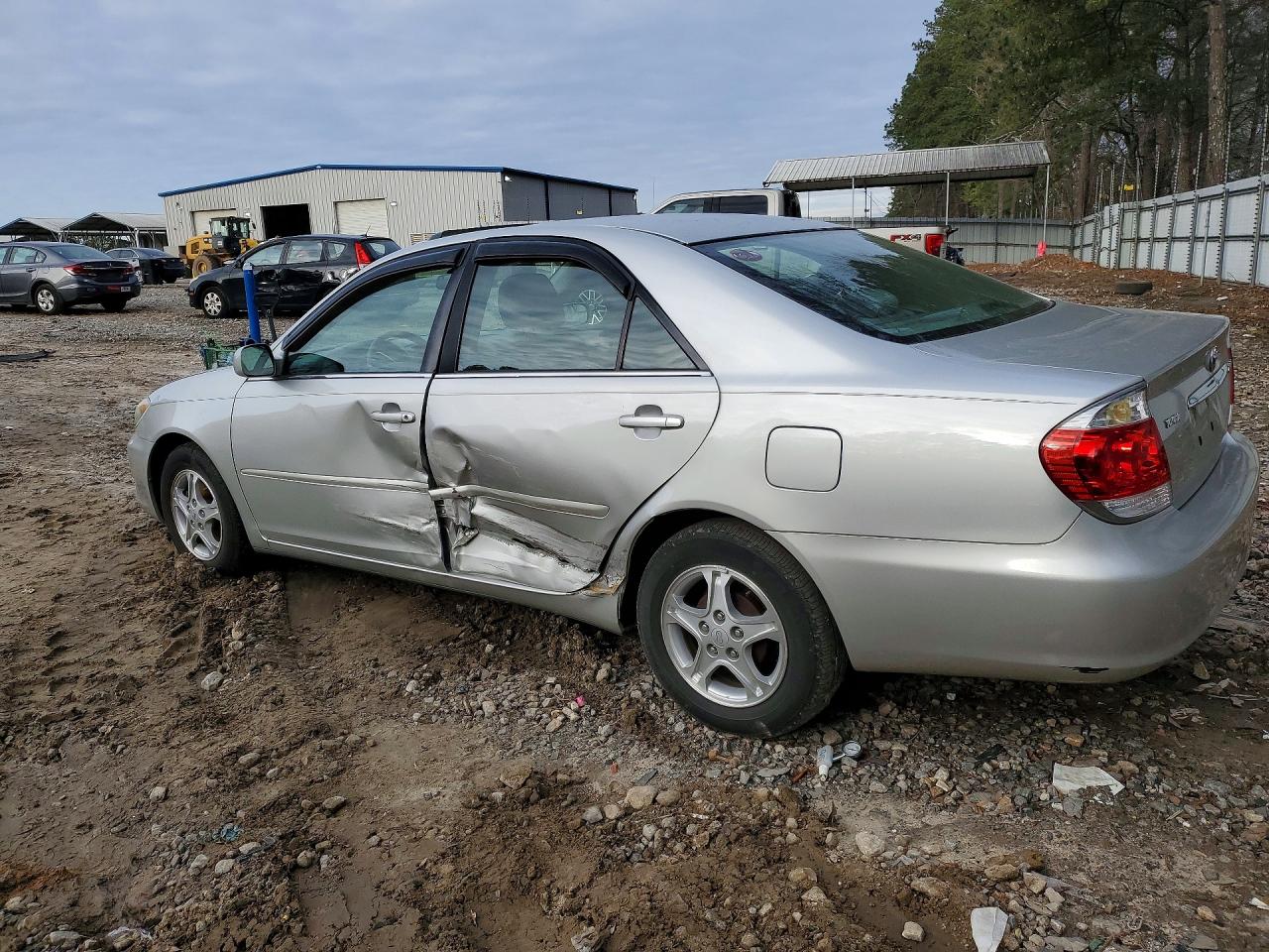 2005 TOYOTA CAMRY LE photo 3