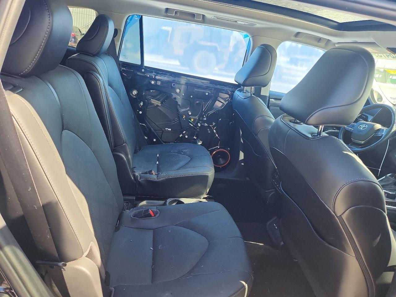 2021 TOYOTA HIGHLANDER PLATINUM photo 19