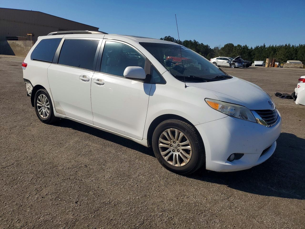 2014 TOYOTA SIENNA XLE 8-PASSENGER photo 4