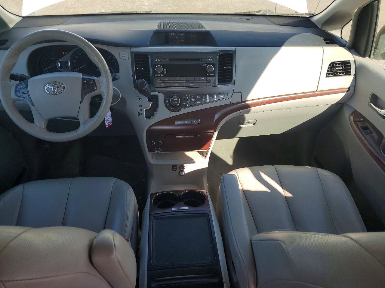 2014 TOYOTA SIENNA XLE 8-PASSENGER photo 8