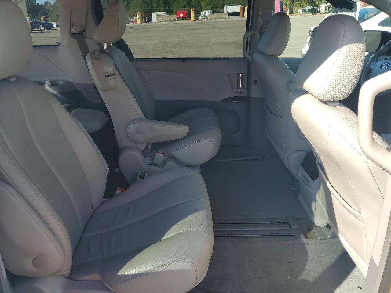 2014 TOYOTA SIENNA XLE 8-PASSENGER photo 11