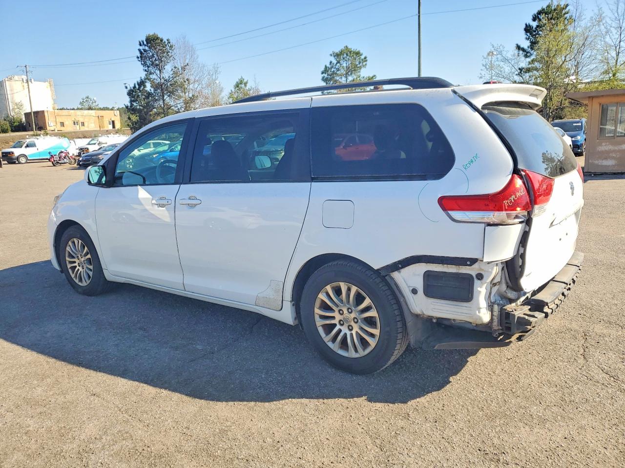 2014 TOYOTA SIENNA XLE 8-PASSENGER photo 2